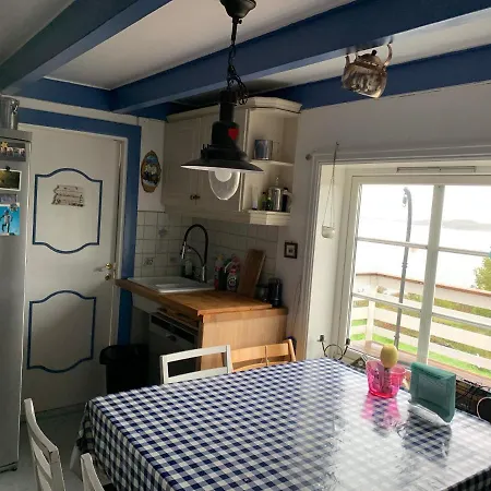 Liten Koselig Hytte Ved Atlanterhavet *